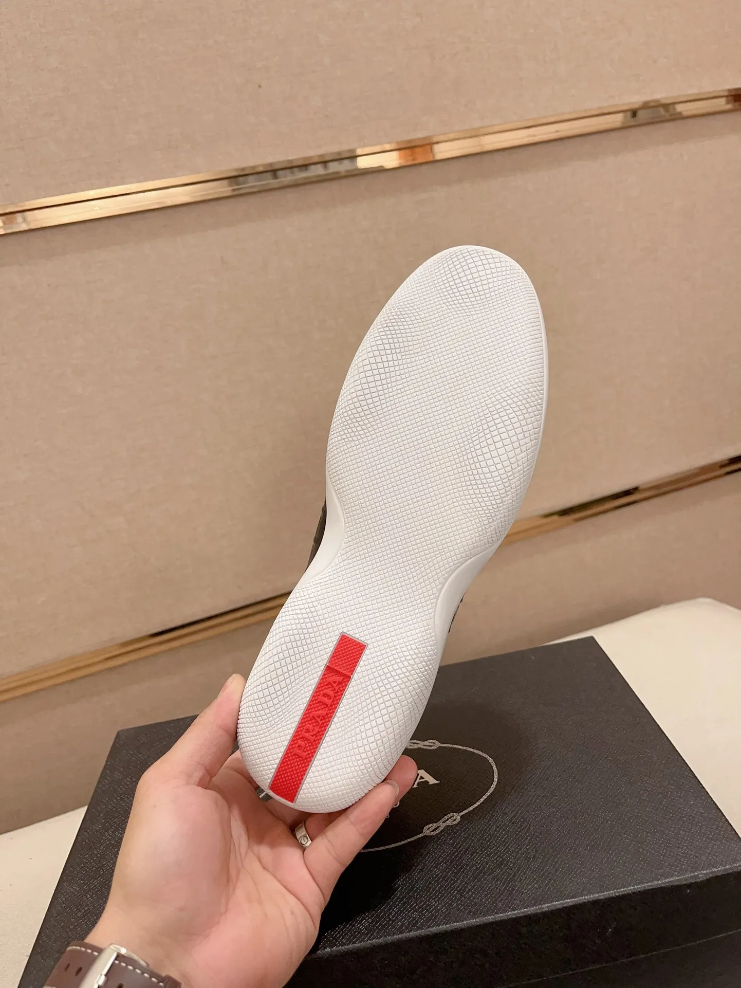 Factory price 420💰 ✔️✔️✔️The new PRADA (Prada) counters are launched simultaneously. The new men's shoes and 😘fabrics are made of selected first-layer cowhide ➕ breathable mesh technology. Lining: Full sheepskin lining. 👍🏿 High-end ☄️ air-cushion molded anti-slip rubber outsole, exquisite lines, simple and elegant, comfortable and high-end for leisure travel. Code number: 38 to 44 (45 can be customized)
